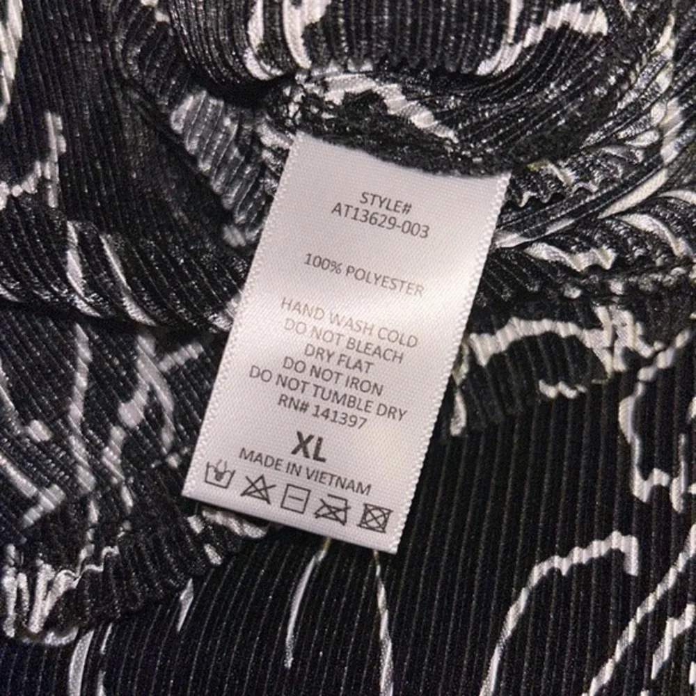 Astr the‎ label women’s XL short sleeved crinkle floral surplice top